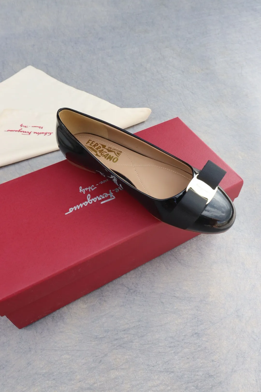 👟👟Ex-factory price 480👟👟 Women's shoes Women's clothing Women's shoes Women's clothing Salvatore Ferragamo SF classic 🌪 Heel height: flat (leather buckle) Upper: imported cow patent leather 🌹 Lining: sheepskin Feet: sheepskin Code number: 35-39 standard code [34, 40, 41 codes can be customized]